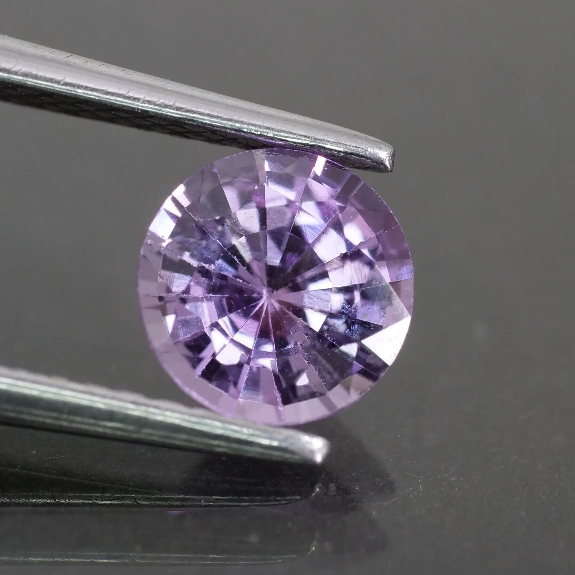 Sapphire | IGI certified |  natural, pinkish purple, round cut 6* mm, 0.90 ct, VS