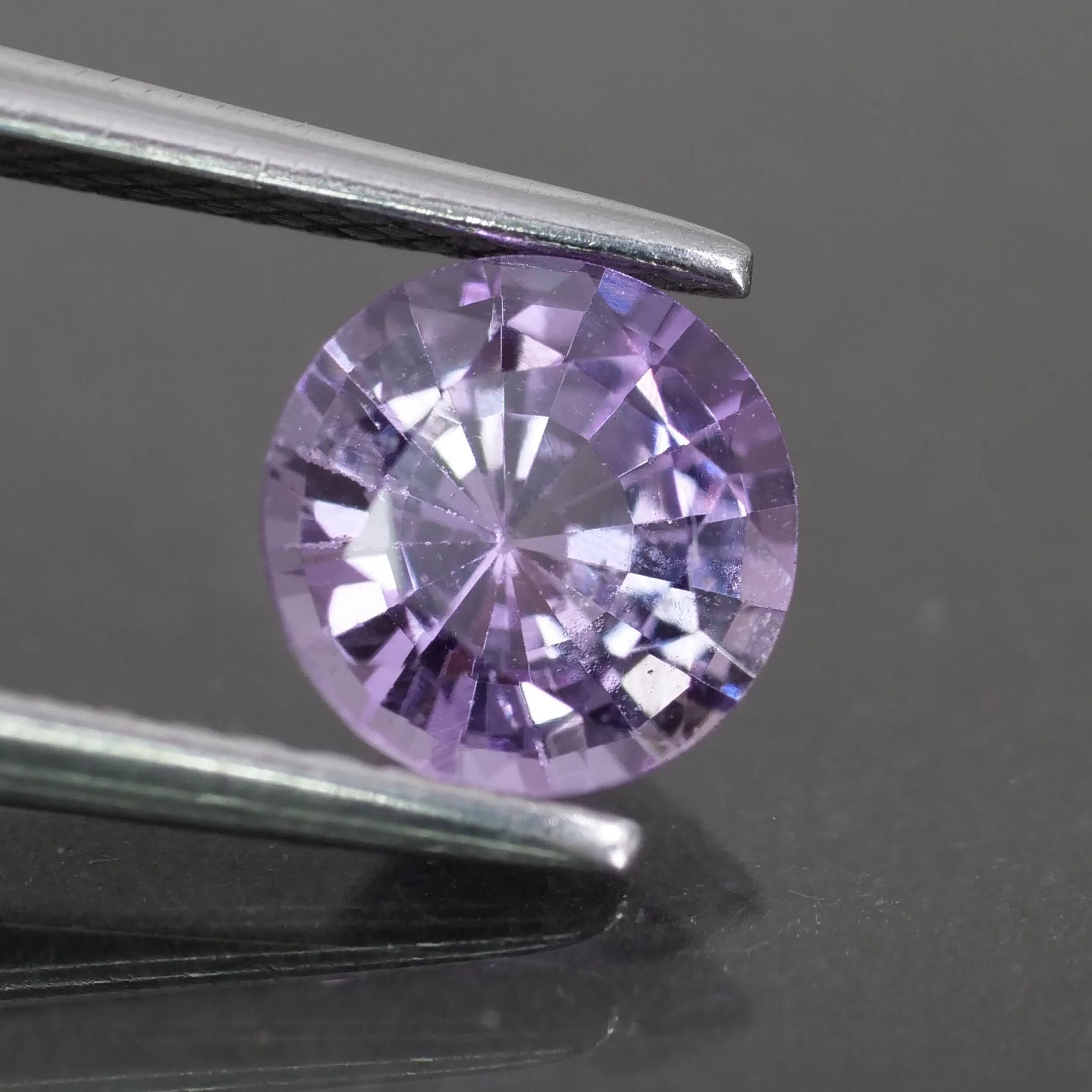 Sapphire | IGI certified |  natural, pinkish purple, round cut 6* mm, 0.90 ct, VS