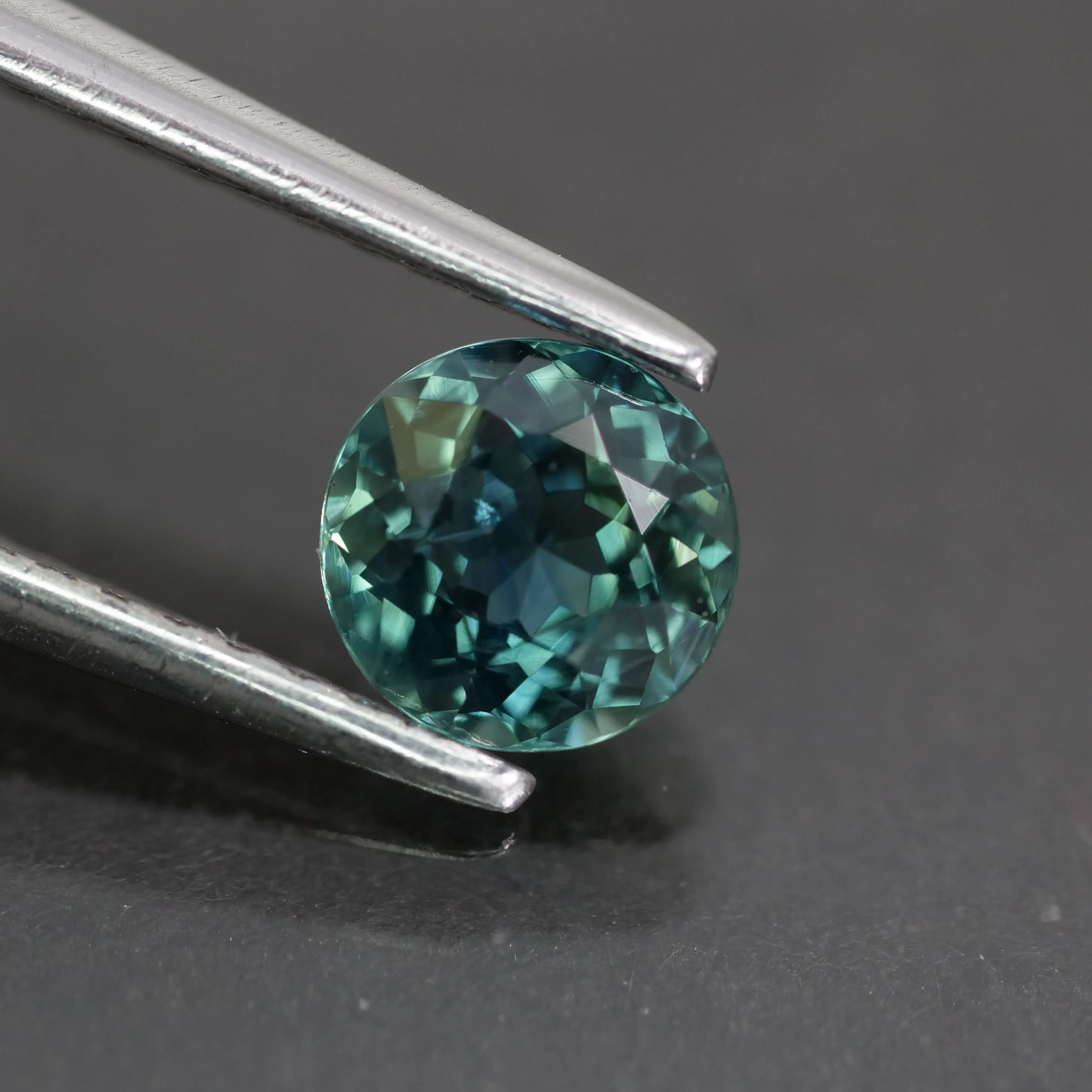 Sapphire Teal | natural, bluish green, round cut 5 mm, 0.6ct