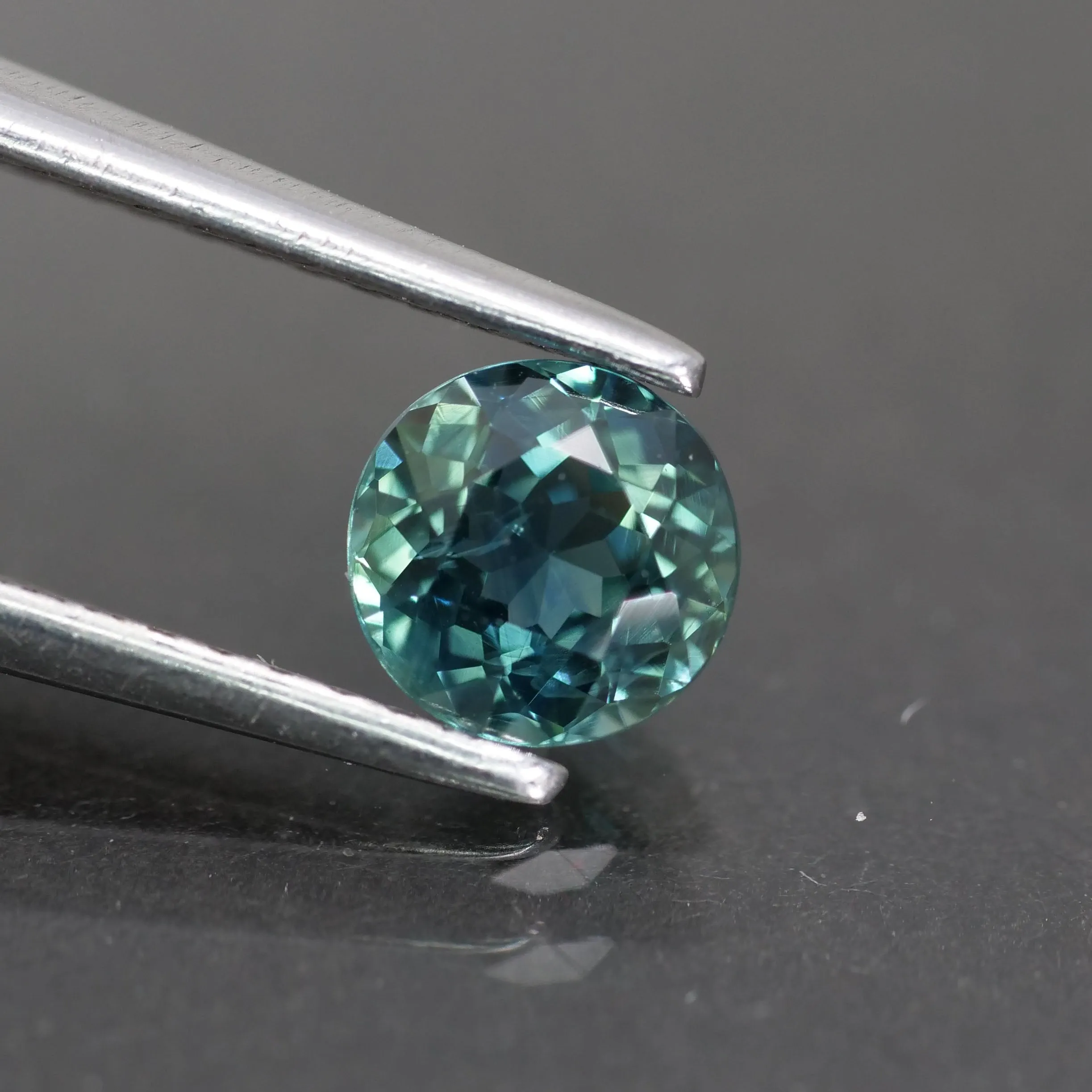 Sapphire Teal | natural, bluish green, round cut 5 mm, 0.6ct