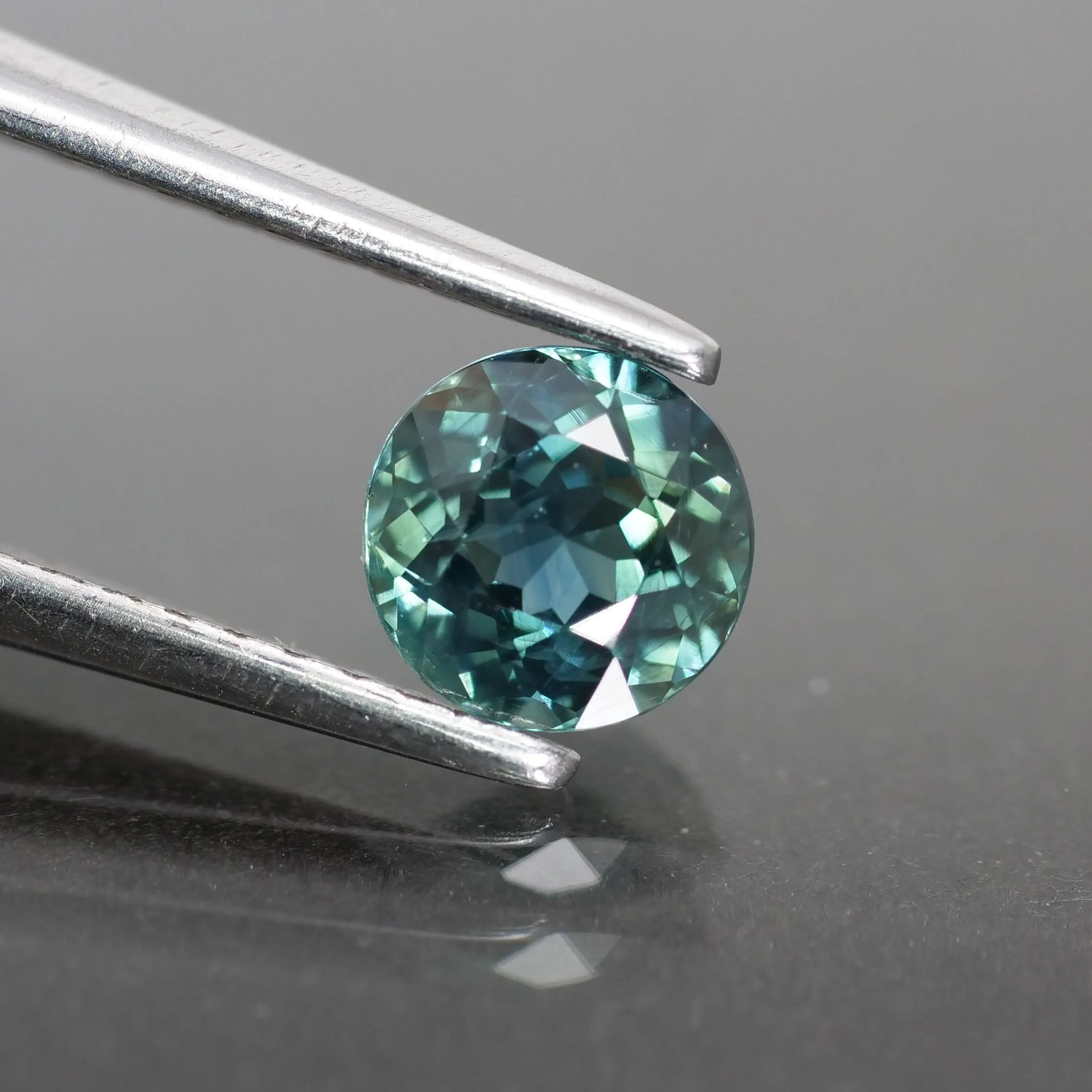 Sapphire Teal | natural, bluish green, round cut 5 mm, 0.6ct