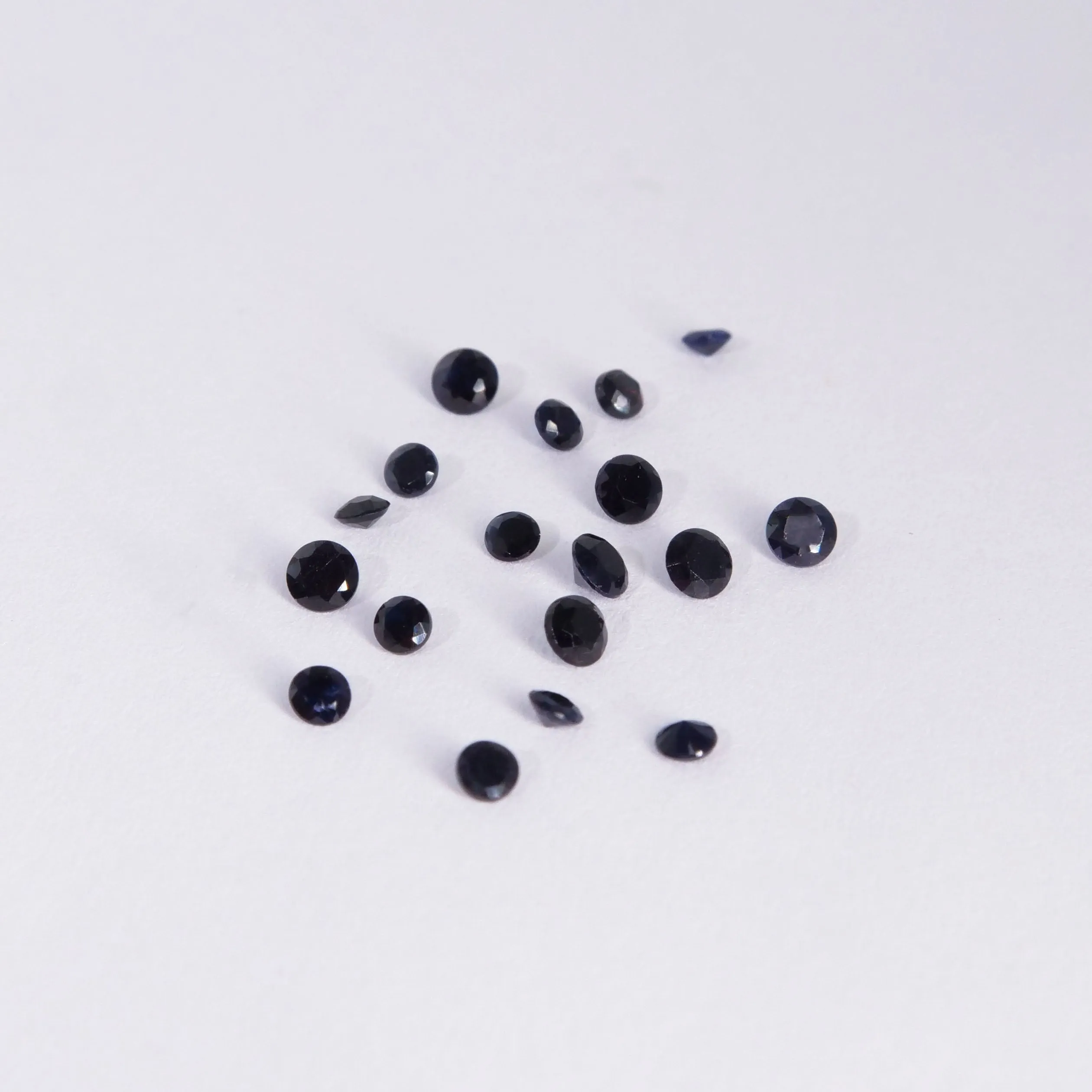 Spinel | round cut 3mm, black color, accent stones